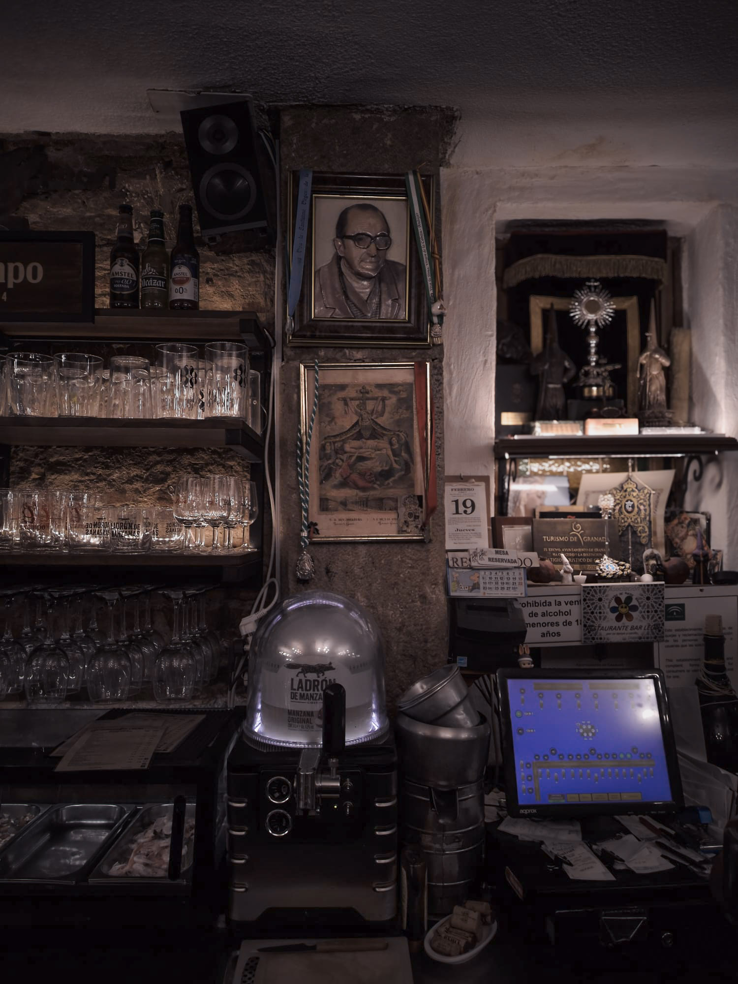 Bar León — fachada de azulejos, Calle Pan, Granada